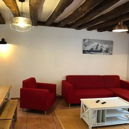 Holiday home Aux Volets Bleus *